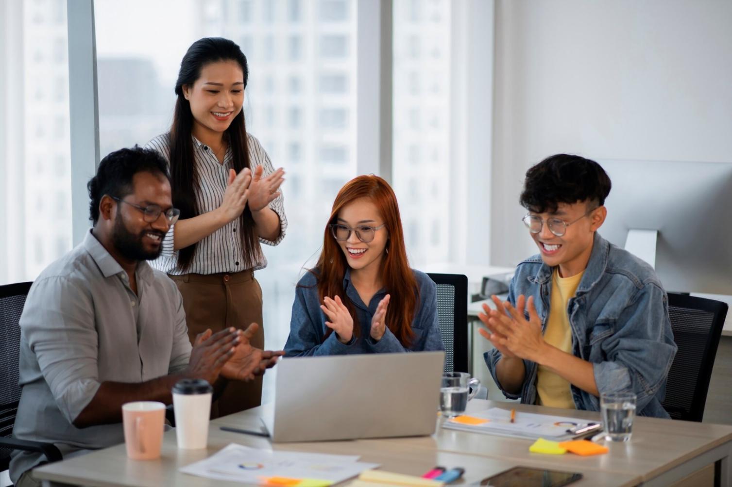 Étudiants travaillant sur des projets d'optimisation web