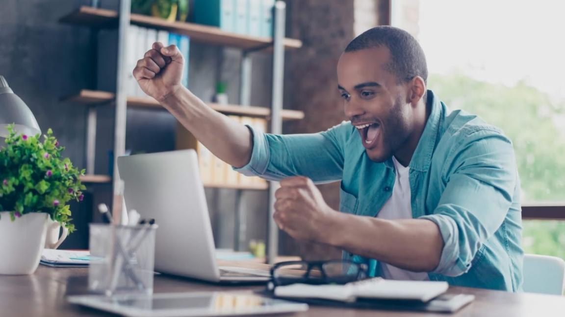 Étudiant concentré utilisant des techniques d'apprentissage efficaces